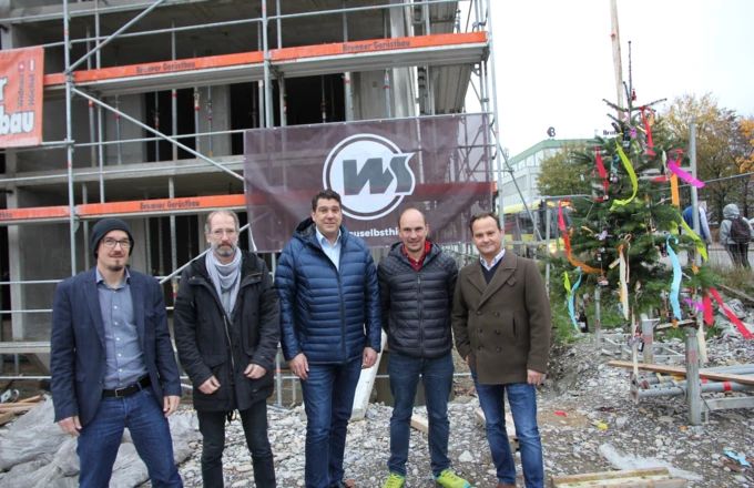 Schaffen gemeinsam attraktiven Wohnraum für Hard (v. l. n. r.): David Wuggenig (i+R Wohnbau), Architekt Stephan Michel, Bürgermeister Harald Köhlmeier, Josef Jenny (Wohnbauselbsthilfe) und Gerhard Vonbank (Rhomberg Bau) Schaffen gemeinsam attraktiven Wohnraum für Hard (v. l. n. r.): David Wuggenig (i+R Wohnbau), Architekt Stephan Michel, Bürgermeister Harald Köhlmeier, Josef Jenny (Wohnbauselbsthilfe) und Gerhard Vonbank (Rhomberg Bau)